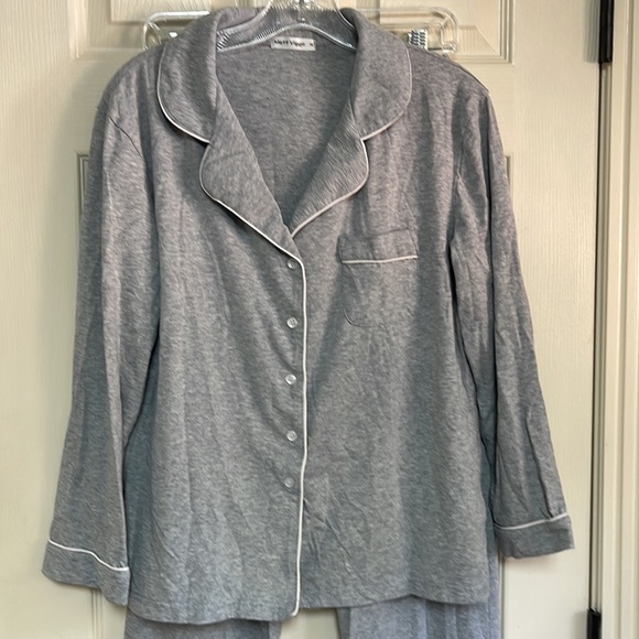 Matt Viggo size medium 2 piece pajama set. Gray with white trim Great condition - Picture 5 of 8
